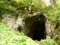 Kis barlang a sziklaoldalban